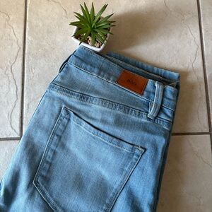 BDG Urban Outfitters High Rise Twig Ankle Jeans (Rare)
sz31